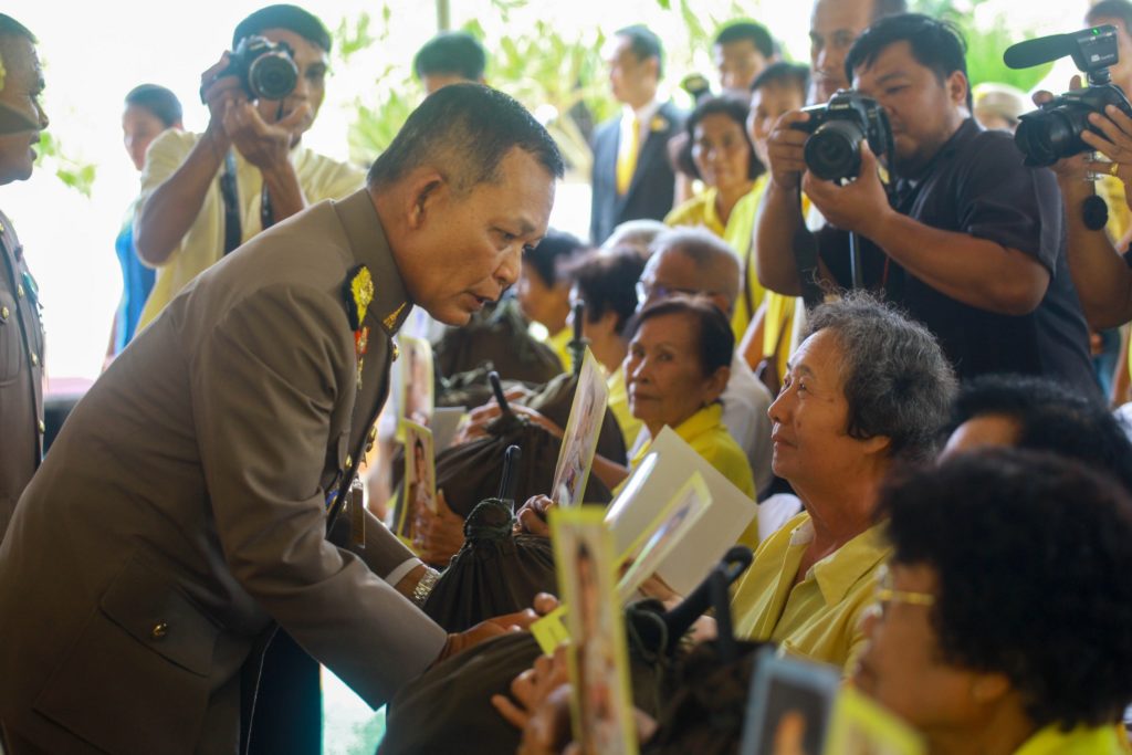 ในหลวง ร.10โปรดเกล้าถุงพระราชทานแก่ราษฎรที่ประสบวาตภัยในพื้นที่จังหวัดชุมพร 4