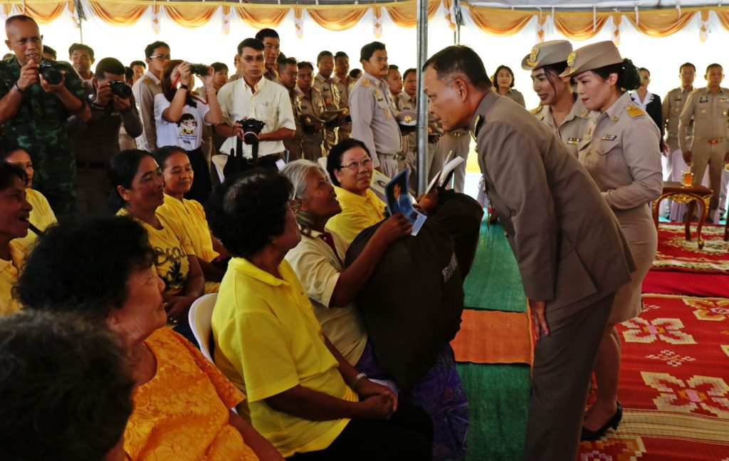 ในหลวง ร.10โปรดเกล้าถุงพระราชทานแก่ราษฎรที่ประสบวาตภัยในพื้นที่จังหวัดชุมพร 6