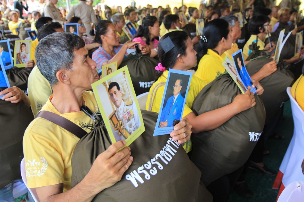 ในหลวง ร.10โปรดเกล้าถุงพระราชทานแก่ราษฎรที่ประสบวาตภัยในพื้นที่จังหวัดชุมพร 9