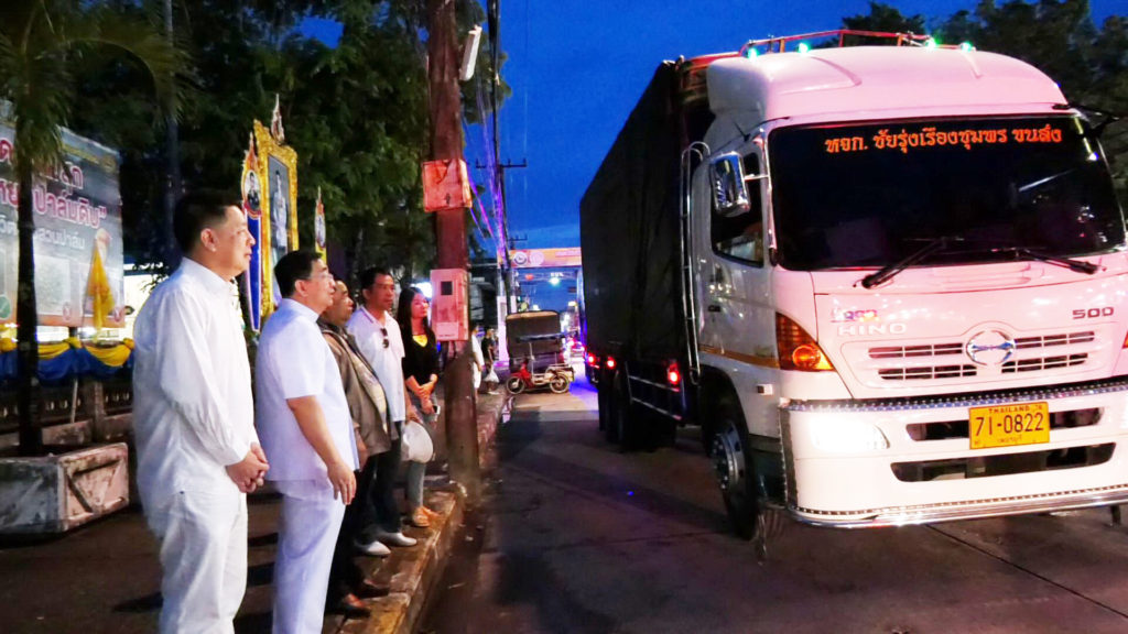 อบจ.-เทศบาลเมืองชุมพรระดมช่วยน้ำท่วมภาคอีสาน 4