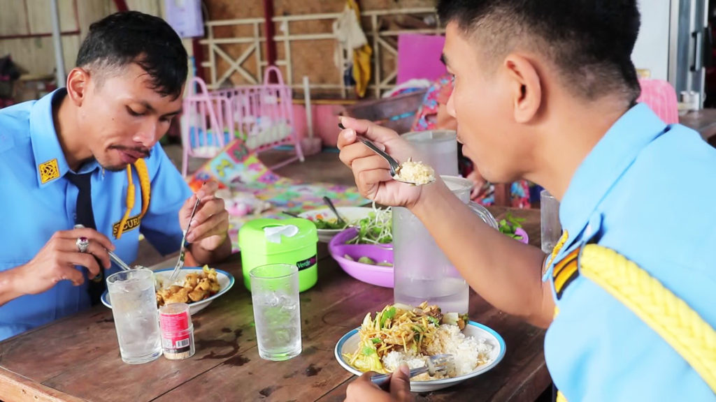 หัวอกคนเคยจน"จ่าหมา"ขายข้าวแกงอิ่มท้องจานละ20บาท 7