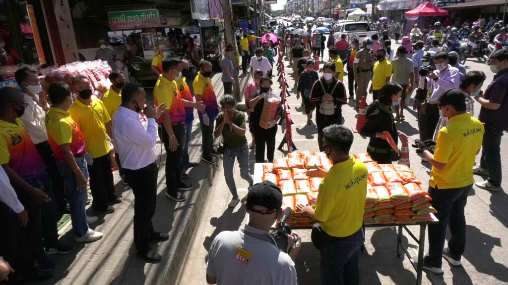 วันเกิด"ส.ส.ลูกหมี"เติมเต็มตู้ปันสุขทุกจุดแจกข้าวสารอีก4พันถุง 9