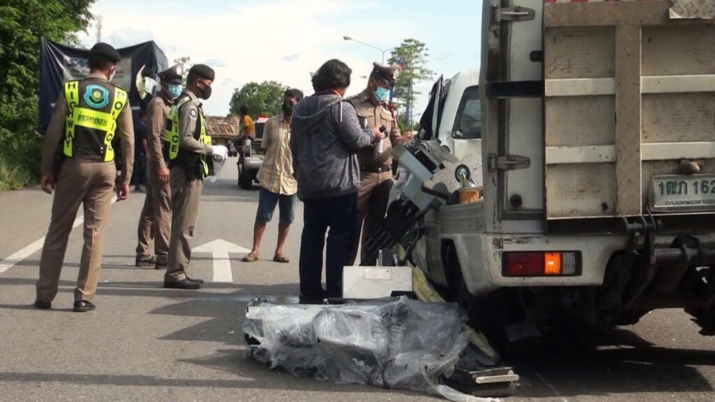 รถกระบะยางระเบิดชนท้ายสิบล้อเตียงผ่าตัดพังเสียหายกว่าล้าน 2