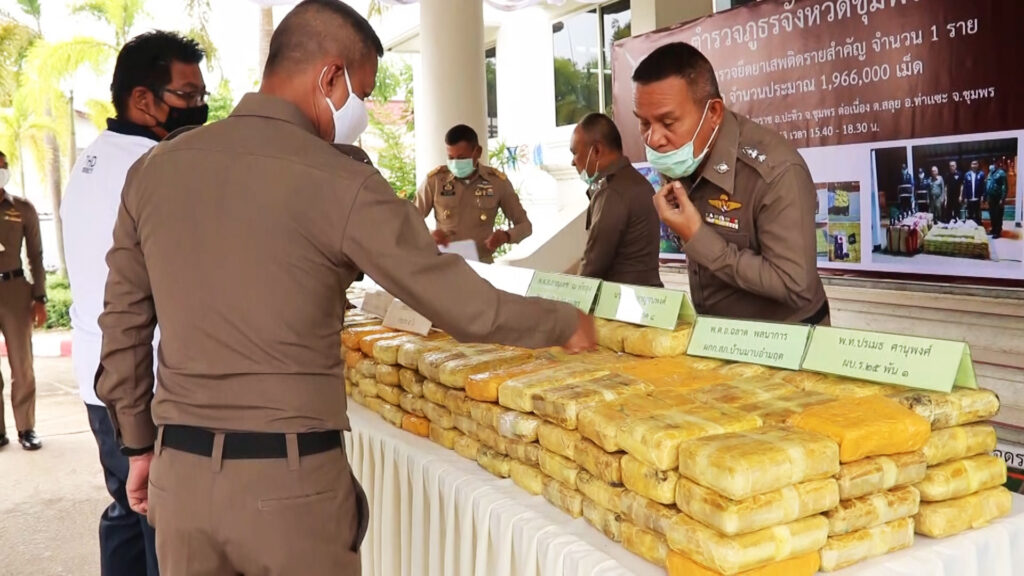 แหกด่านประตูภาคใต้ทิ้งยาบ้าเกือบ2ล้านเม็ดหนีลอยนวล 6