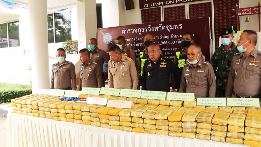 แหกด่านประตูภาคใต้ทิ้งยาบ้าเกือบ2ล้านเม็ดหนีลอยนวล 3