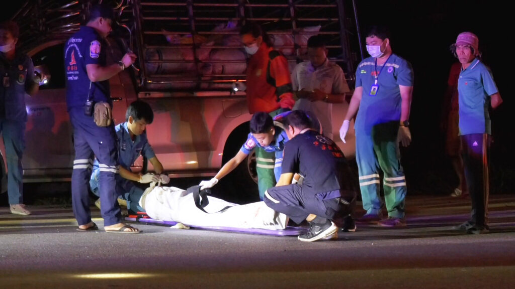 ลุงขับจยย.ย้อนศรกระบะชนดับใต้สะพานสี่แยกปฐมพร 4