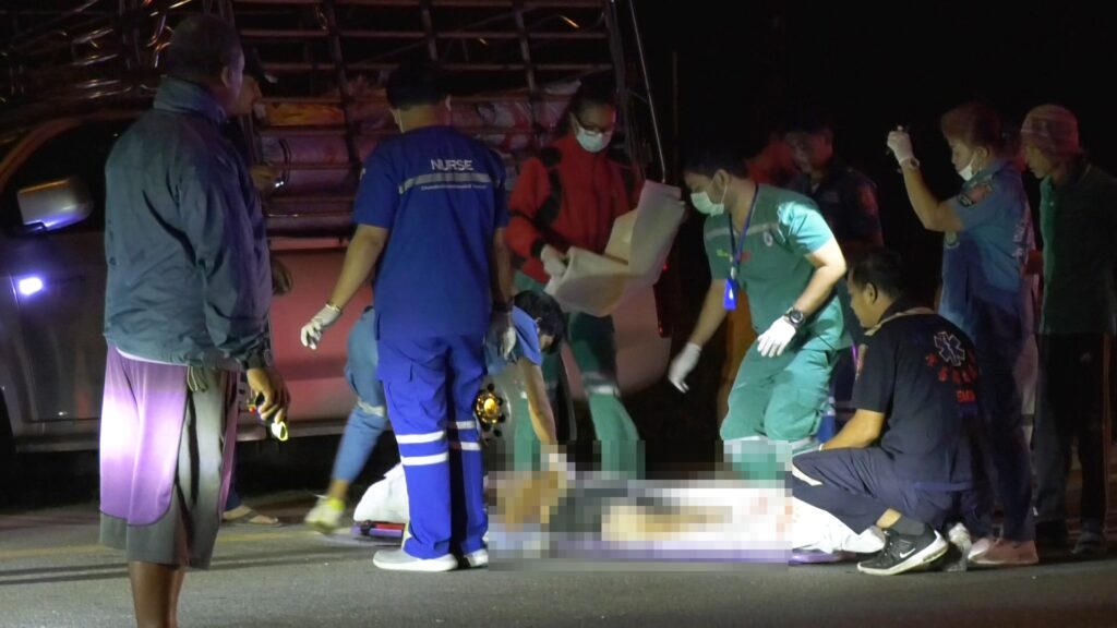 ลุงขับจยย.ย้อนศรกระบะชนดับใต้สะพานสี่แยกปฐมพร 2