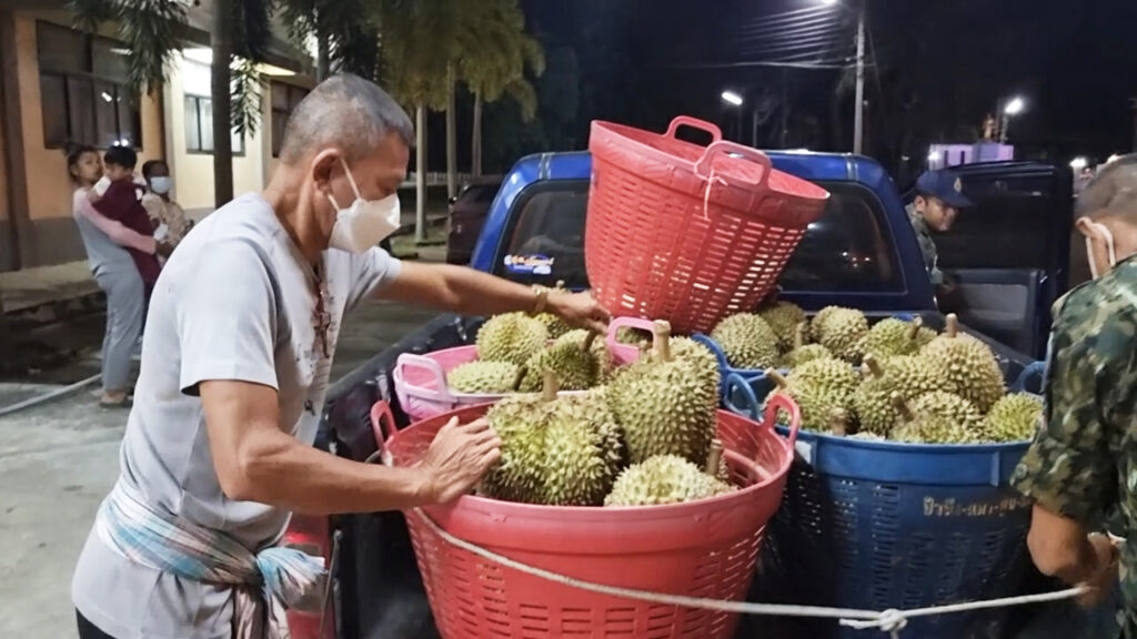 รองผวจ.ชุมพรแสดงเองปลอมตัวจับแม่ค้าเปิดแผงขายทุเรียนอ่อน 7