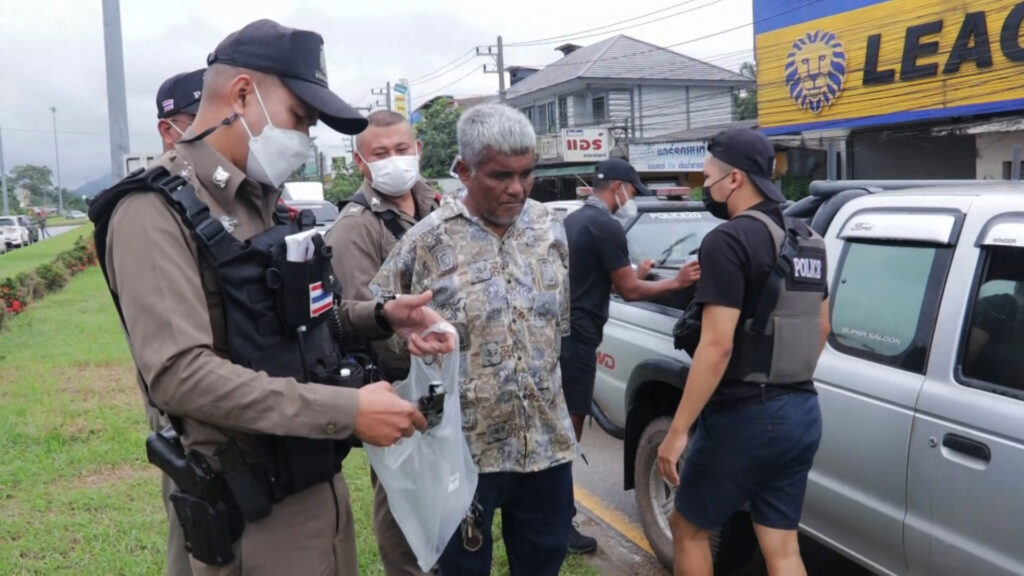 จับหนุ่มใหญ่เมายาบ้าขับกระบะหัวร้อนชักปืนยิงขู่บนถนน 6