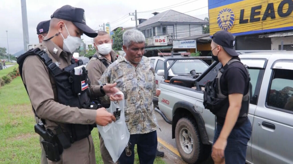 จับหนุ่มใหญ่เมายาบ้าขับกระบะหัวร้อนชักปืนยิงขู่บนถนน 3