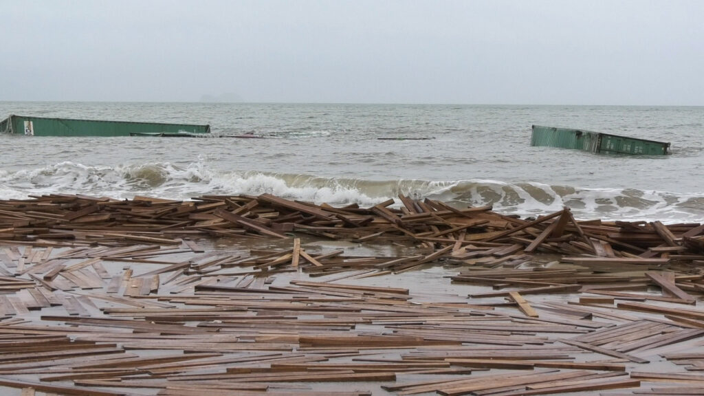 ตู้คอนเทรนเนอร์-ไม้ยางแปรรูปลอยเกลื่อนหาดชุมพร 2