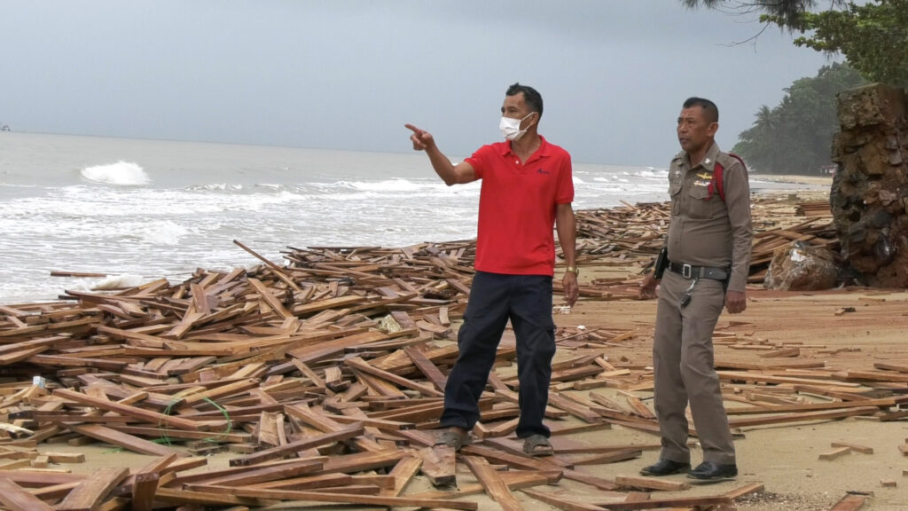 ตู้คอนเทรนเนอร์-ไม้ยางแปรรูปลอยเกลื่อนหาดชุมพร 3