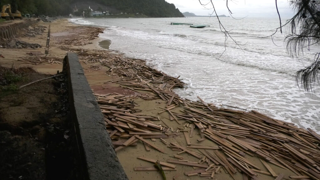 ตู้คอนเทรนเนอร์-ไม้ยางแปรรูปลอยเกลื่อนหาดชุมพร 5