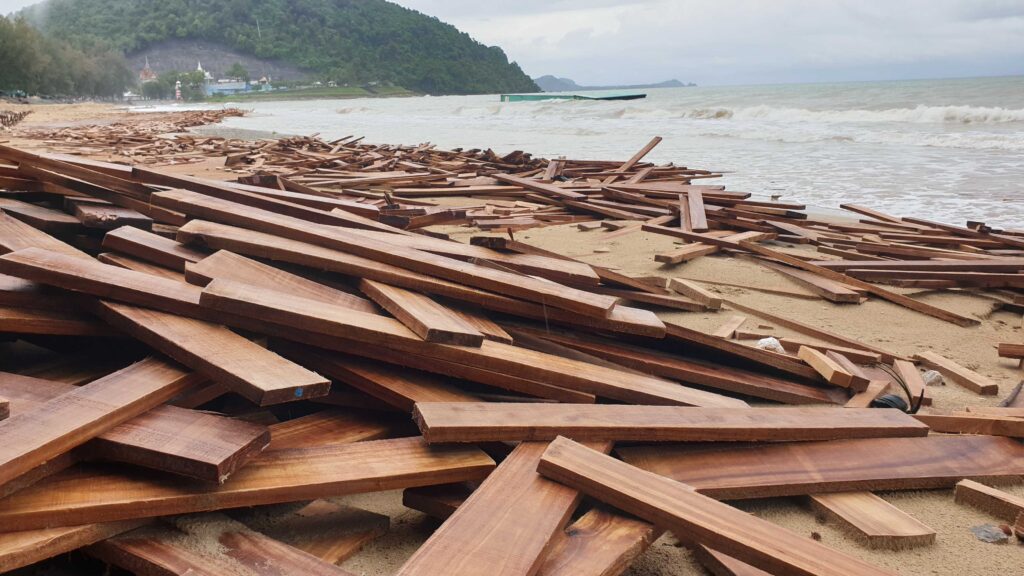 ตู้คอนเทรนเนอร์-ไม้ยางแปรรูปลอยเกลื่อนหาดชุมพร 11