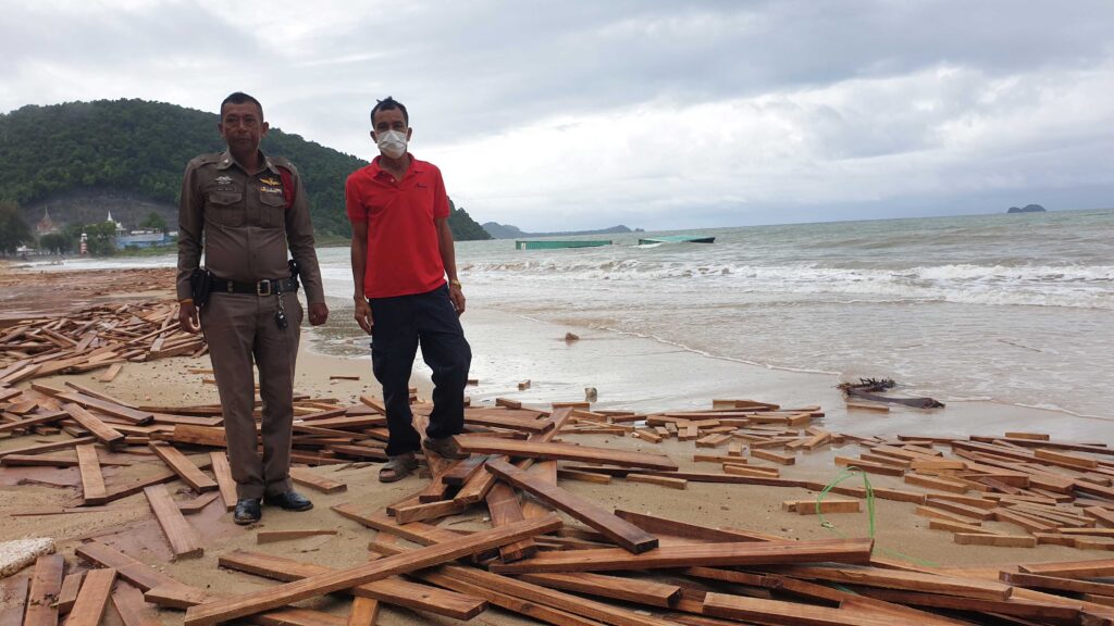 ตู้คอนเทรนเนอร์-ไม้ยางแปรรูปลอยเกลื่อนหาดชุมพร 10