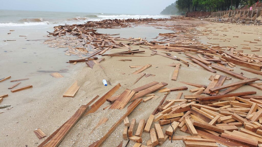 ตู้คอนเทรนเนอร์-ไม้ยางแปรรูปลอยเกลื่อนหาดชุมพร 9