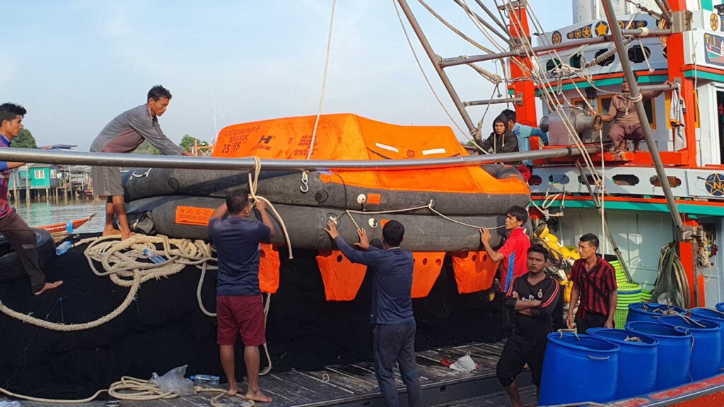 เรือสินค้าล่มช่วย10ชีวิตปลอดภัย 2
