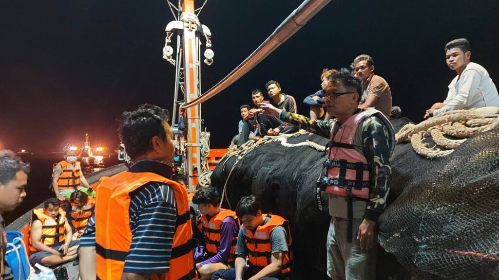 เรือสินค้าล่มช่วย10ชีวิตปลอดภัย 7