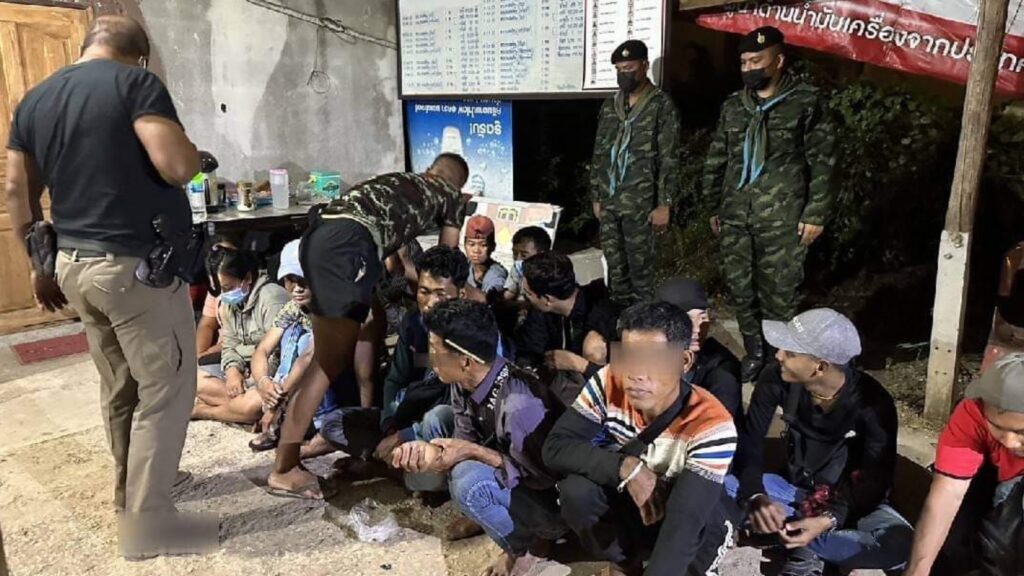 ขนต่างด้าวแหกด่านไล่จับได้ 15 คน 8