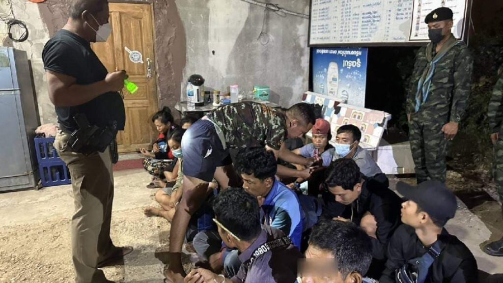 ขนต่างด้าวแหกด่านไล่จับได้ 15 คน 7