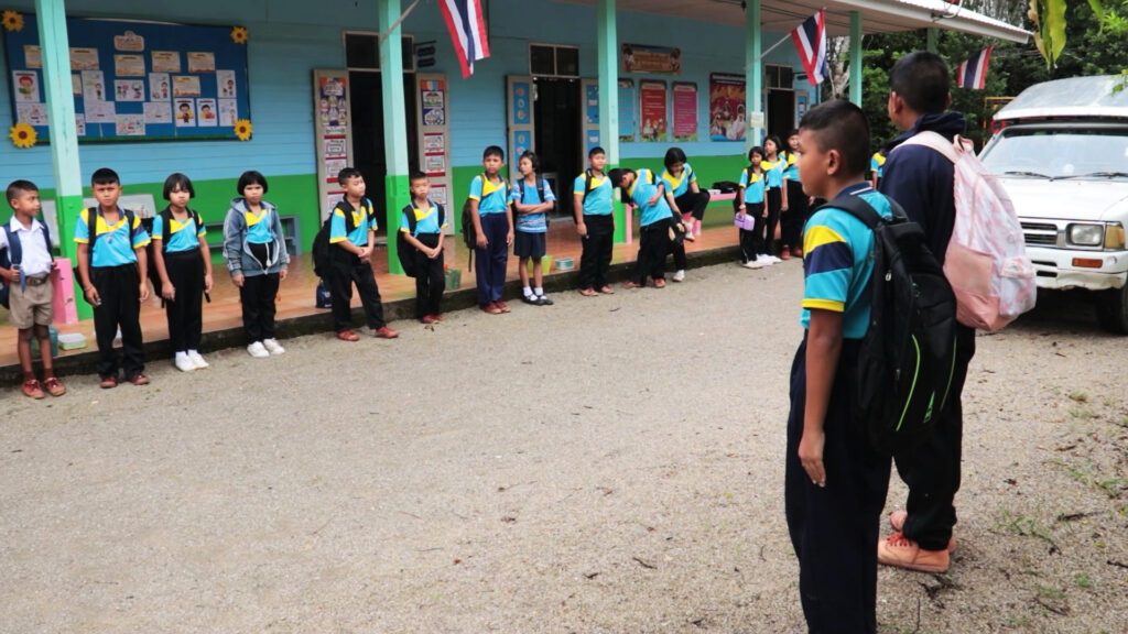 ผู้ใหญ่บ้านจิตอาสาขับรถรับส่งนักเรียนฟรี 18