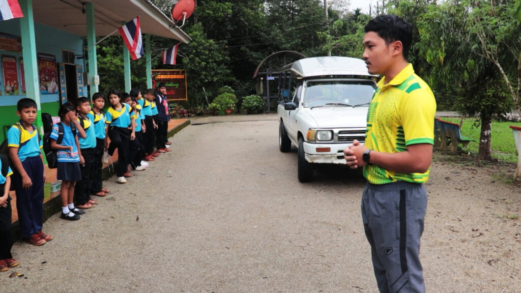 ผู้ใหญ่บ้านจิตอาสาขับรถรับส่งนักเรียนฟรี 16