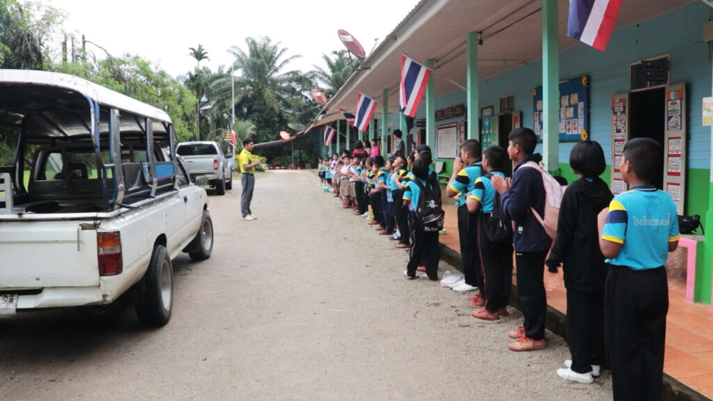 ผู้ใหญ่บ้านจิตอาสาขับรถรับส่งนักเรียนฟรี 17