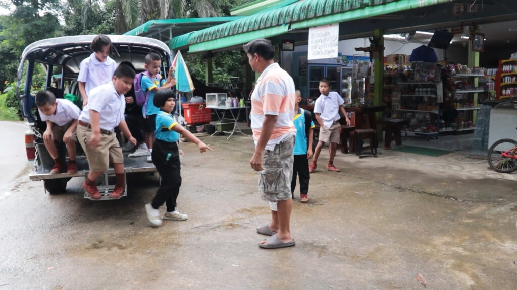ผู้ใหญ่บ้านจิตอาสาขับรถรับส่งนักเรียนฟรี 21