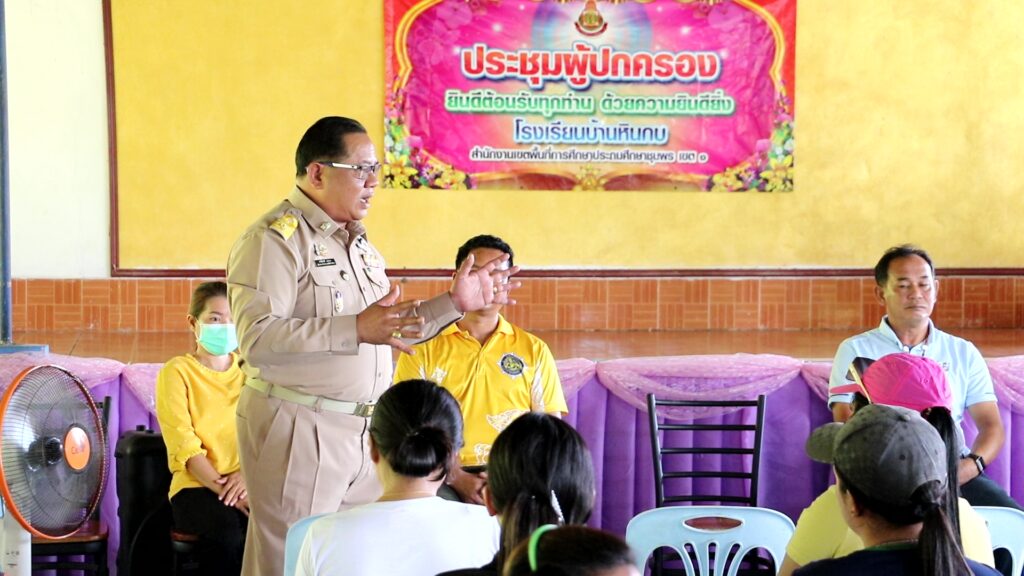 เด้งผอ.ให้เด็กเชิญธงชาติกลางฝน 10