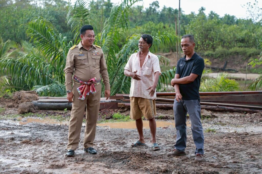 อบจ.ชุมพรลงพื้นที่ละแม-สวีช่วยชาวบ้าน 21