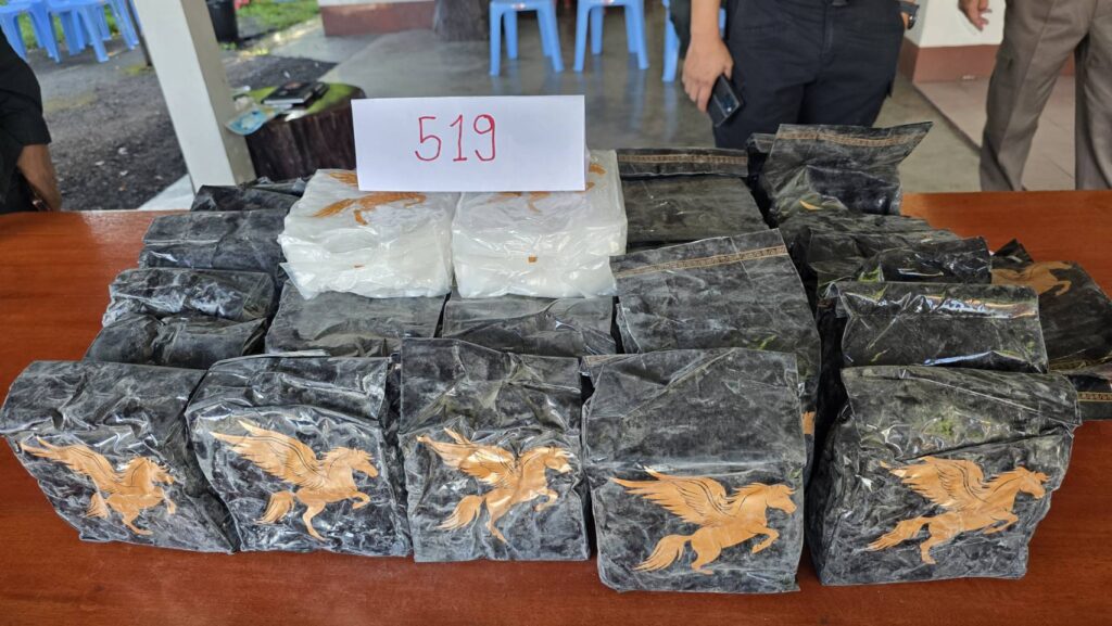 ด่านปฐมพรรวบ2ผัวเมียขนไอซ์กว่าครึ่งตัน 21