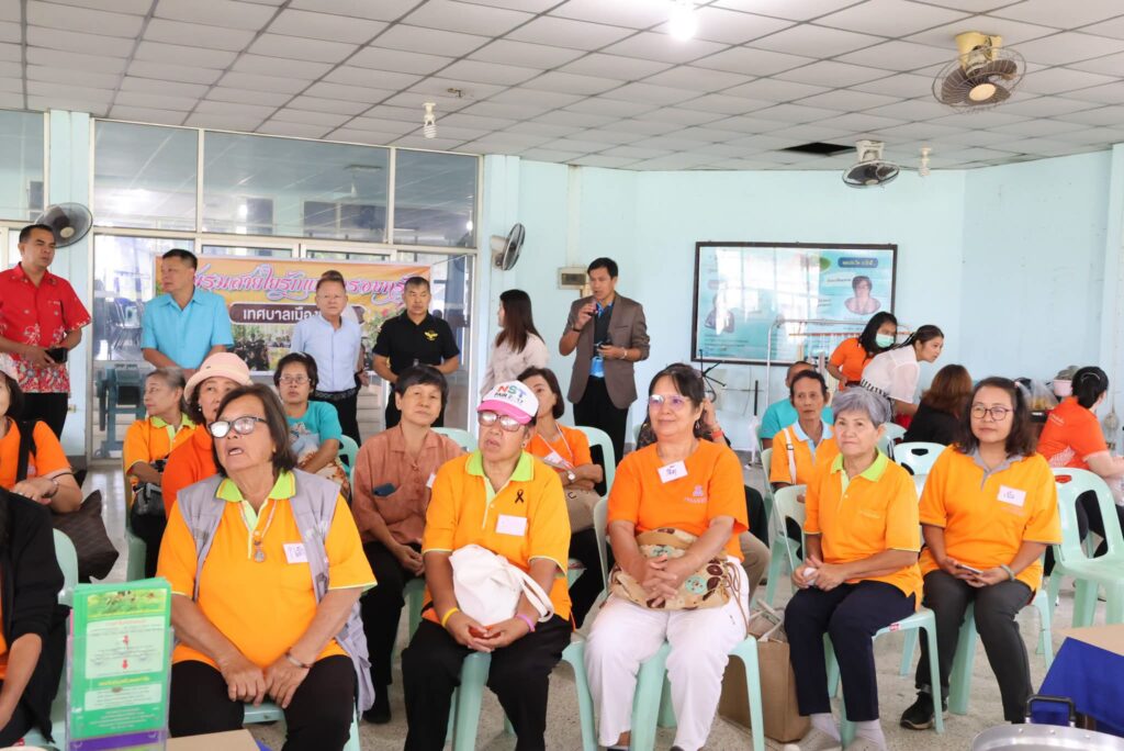 ชมรมสายใยรักแห่งครอบครัวดูงานศูนย์หม่อนไหม 16