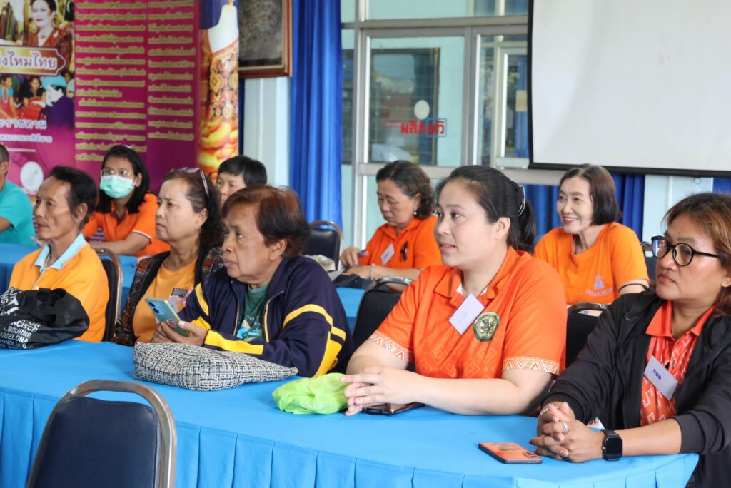 ชมรมสายใยรักแห่งครอบครัวดูงานศูนย์หม่อนไหม 15