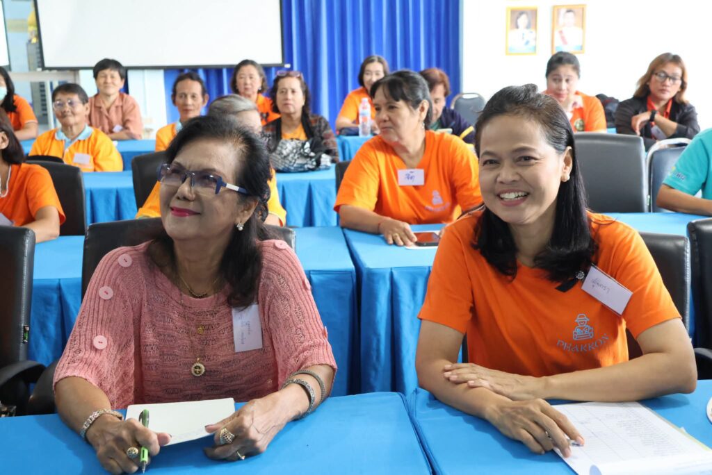 ชมรมสายใยรักแห่งครอบครัวดูงานศูนย์หม่อนไหม 17