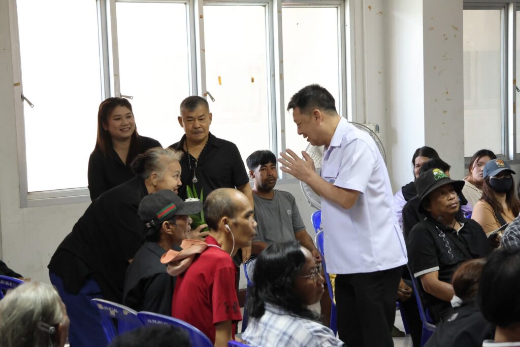 เทศบาล-มูลนิธิชุมพรมอบข้าวสารกลุ่มเปราะบาง 13