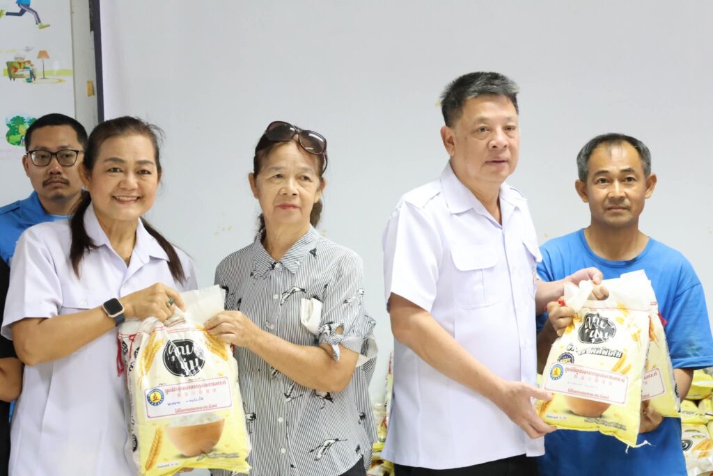 เทศบาล-มูลนิธิชุมพรมอบข้าวสารกลุ่มเปราะบาง 11