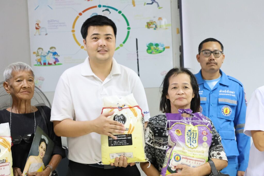 เทศบาล-มูลนิธิชุมพรมอบข้าวสารกลุ่มเปราะบาง 10