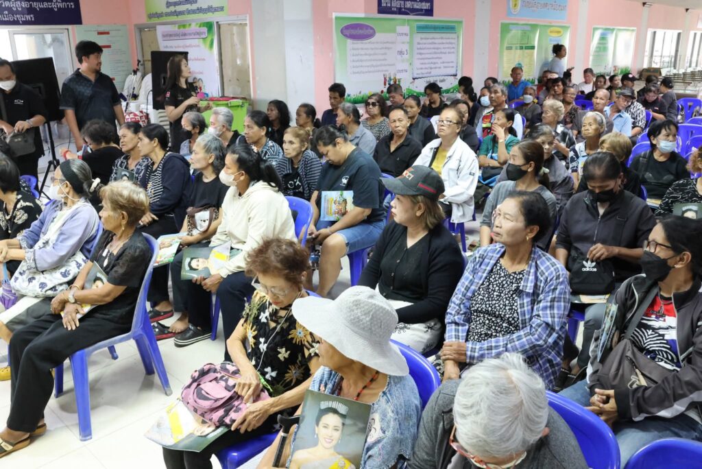 เทศบาล-มูลนิธิชุมพรมอบข้าวสารกลุ่มเปราะบาง 12