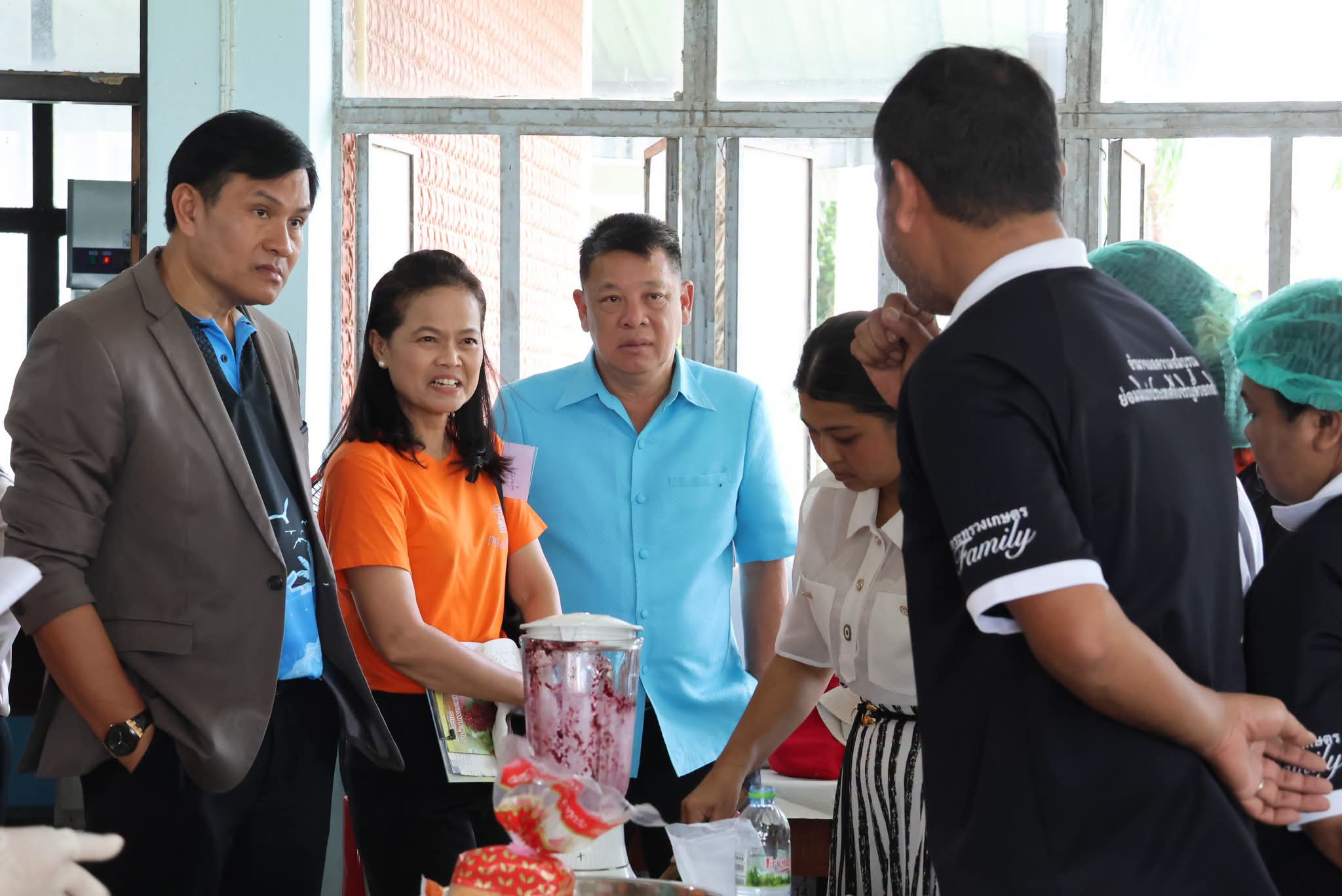 ชมรมสายใยรักแห่งครอบครัวดูงานศูนย์หม่อนไหม 13