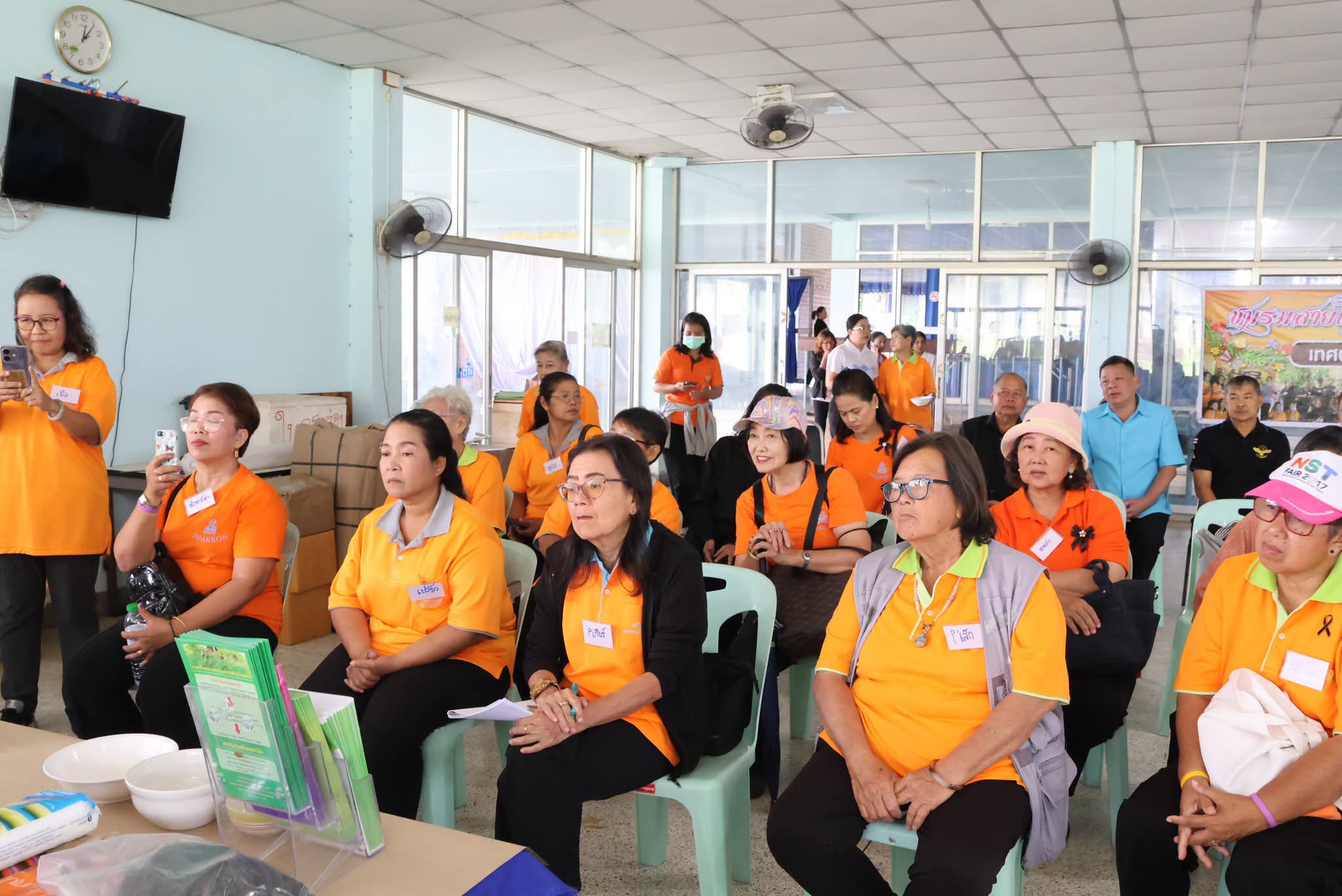 ชมรมสายใยรักแห่งครอบครัวดูงานศูนย์หม่อนไหม 12