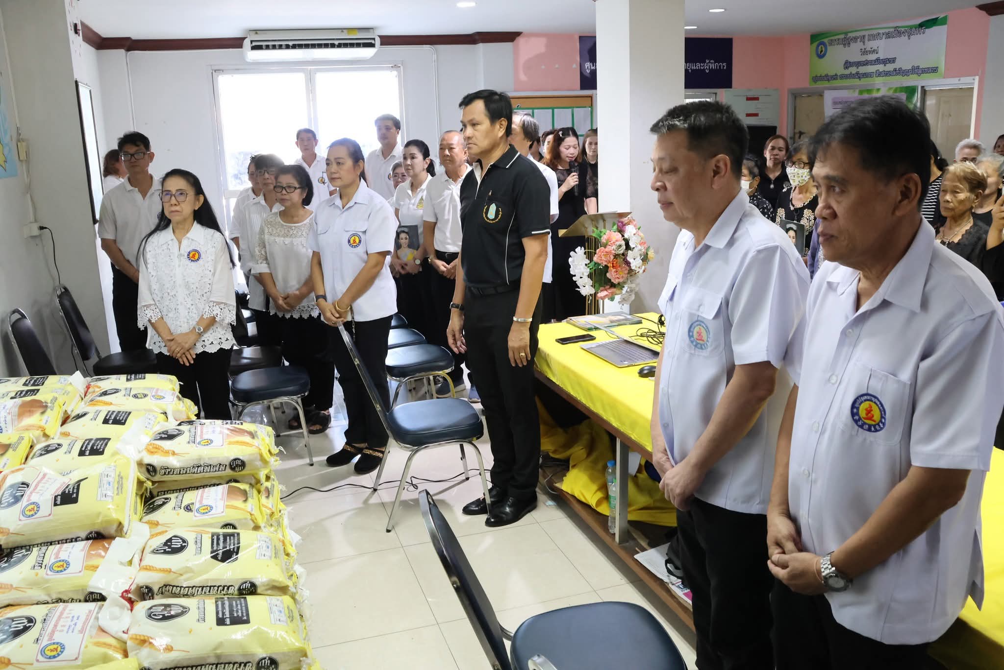 เทศบาล-มูลนิธิชุมพรมอบข้าวสารกลุ่มเปราะบาง 8