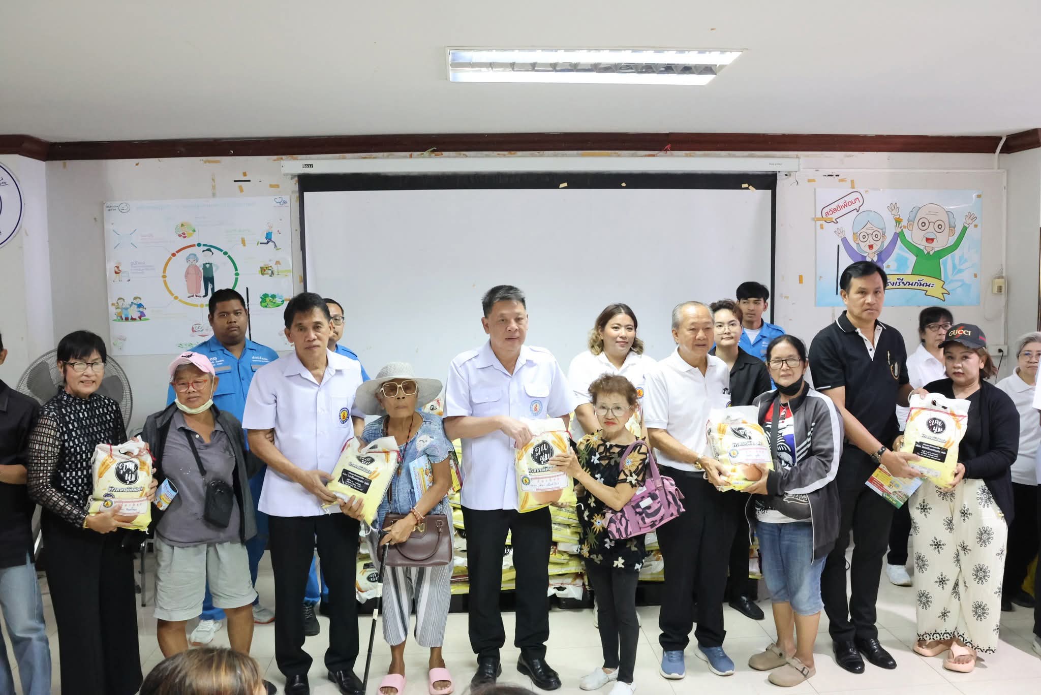 เทศบาล-มูลนิธิชุมพรมอบข้าวสารกลุ่มเปราะบาง 9
