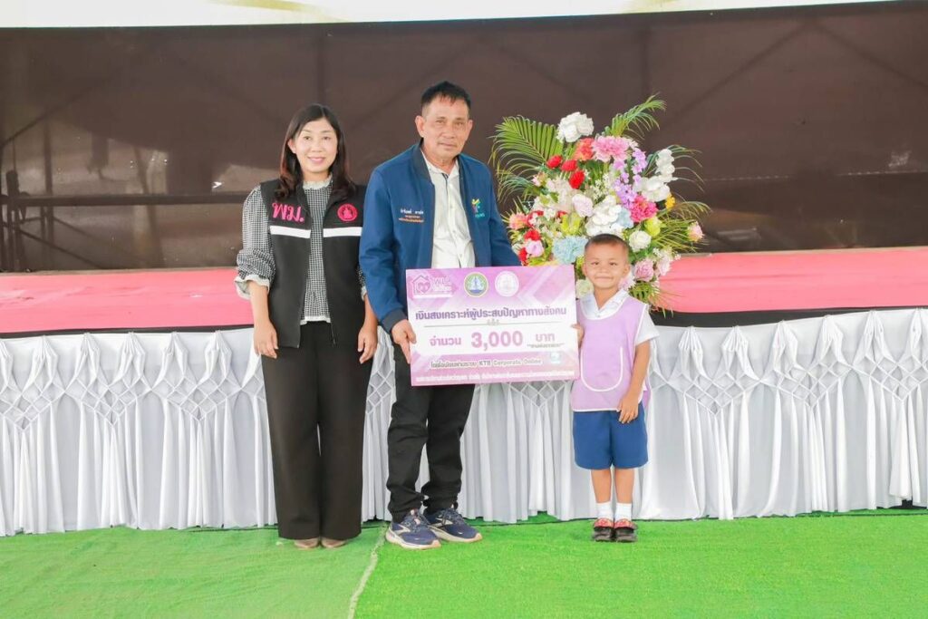 อบจ.ชุมพรพบประชาชนพร้อมบริการกว่า1300คน 16