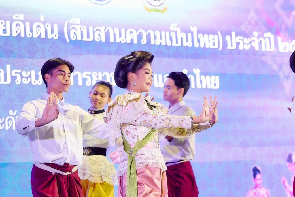 "น้องเนย"รับรางวัลพระราชทานเยาวสตรีไทยดีเด่น 7
