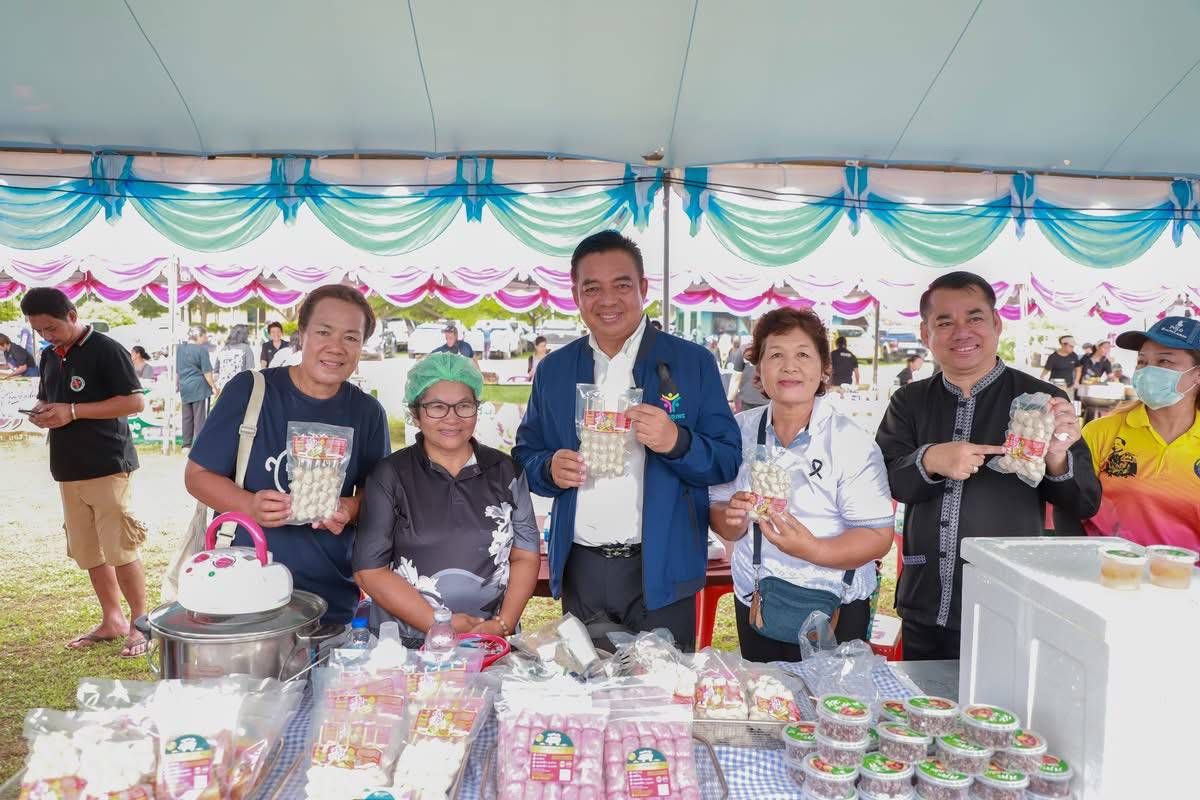 อบจ.ชุมพรพบประชาชนพร้อมบริการกว่า1300คน 9