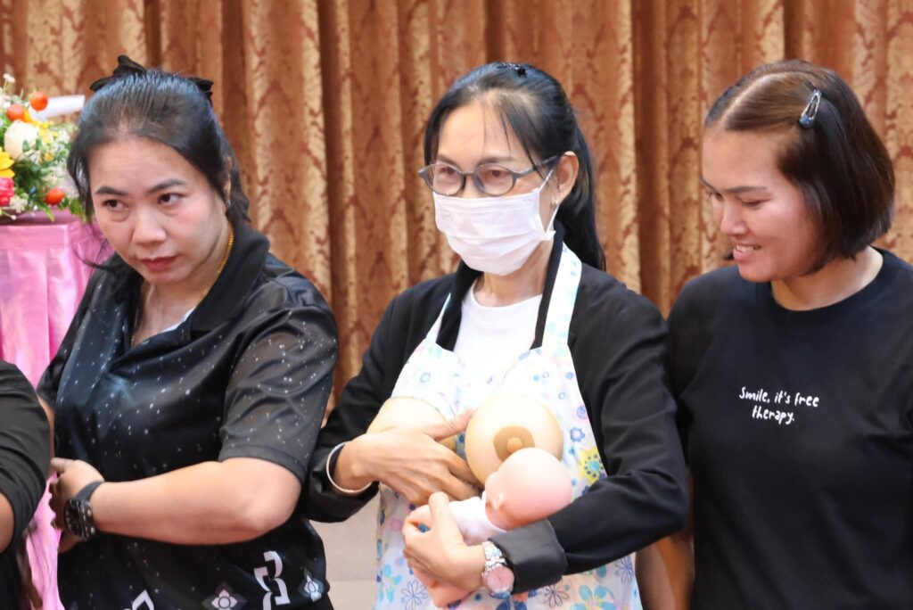 เทศบาลเมืองชุมพรพัฒนางานอนามัยแม่และเด็กสู่ชุมชน 12