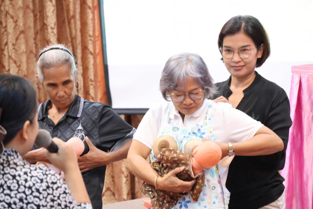 เทศบาลเมืองชุมพรพัฒนางานอนามัยแม่และเด็กสู่ชุมชน 11