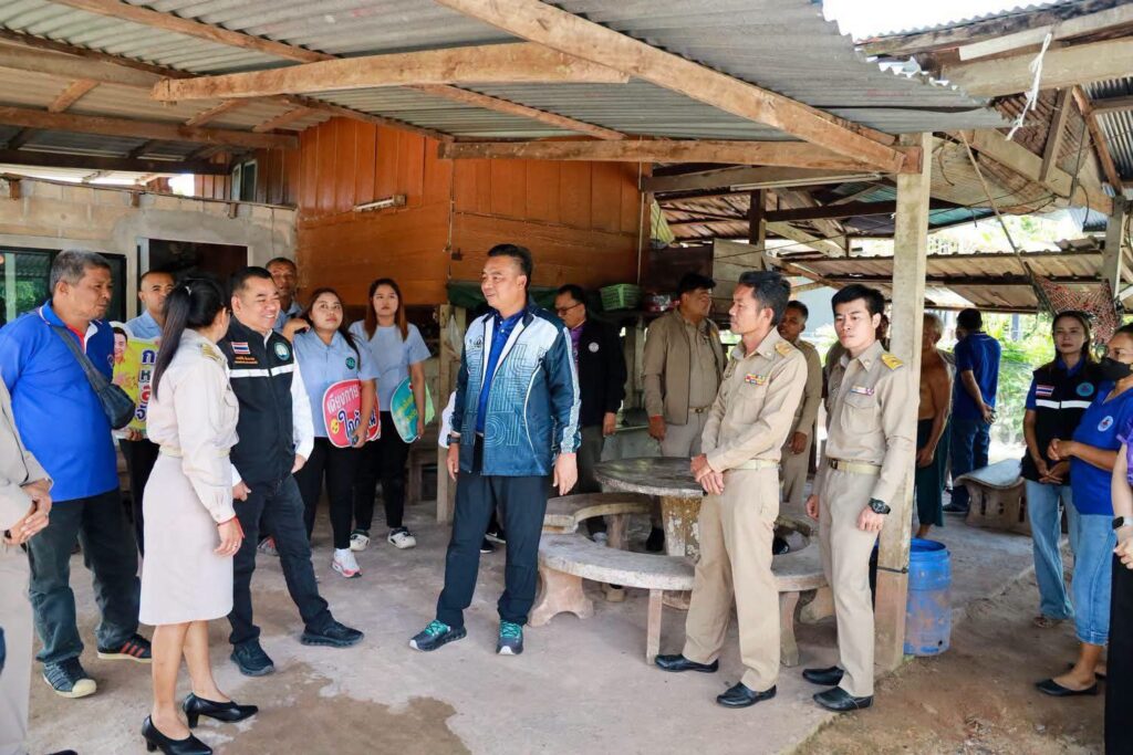 อบจ.ชุมพรสำรวจบ้านยกระดับคุณภาพชีวิตประชาชน 10