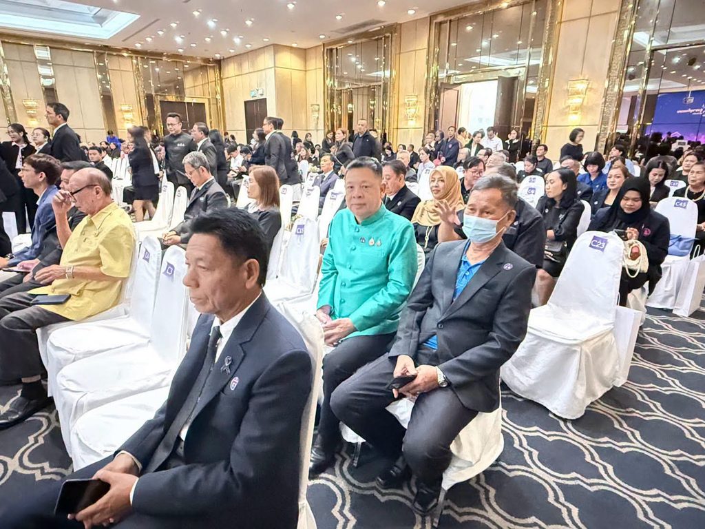 พม.มอบโล่เชิดชูเกียรติ โรงเรียนผู้สูงอายุเทศบาลเมืองชุมพร 7