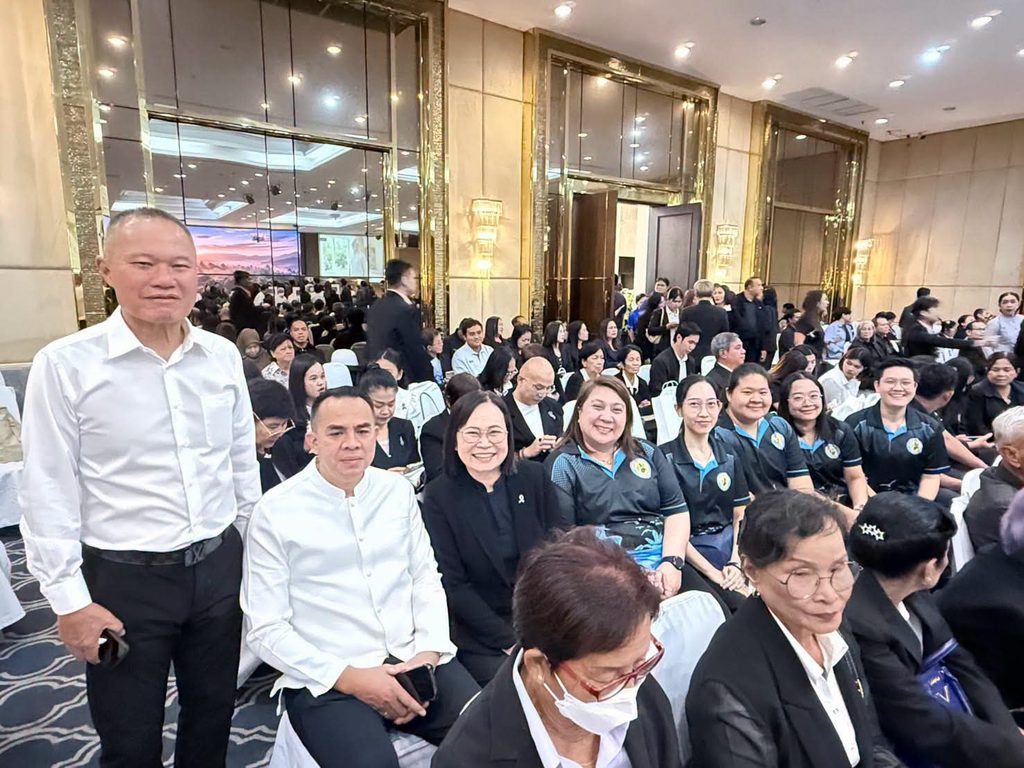 พม.มอบโล่เชิดชูเกียรติ โรงเรียนผู้สูงอายุเทศบาลเมืองชุมพร 6